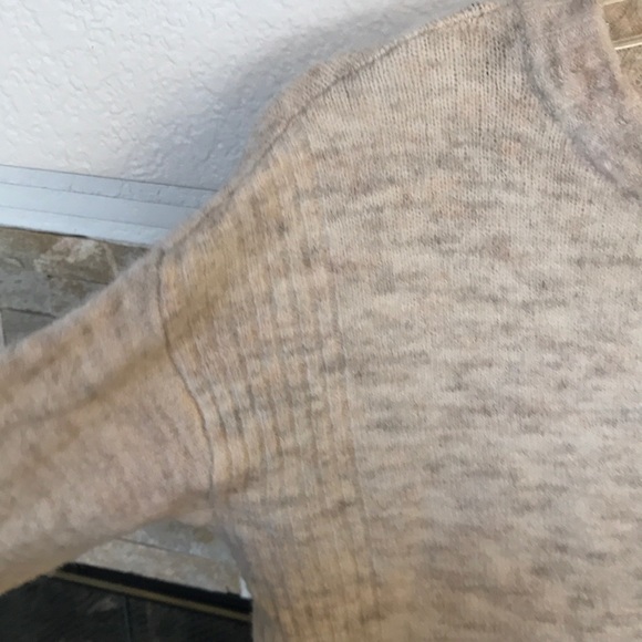 H&M DIVIDED LINE SOFT AND WARM CREAM COLOR SWEATER SIZE XS EXCELLENT CONDITION - Picture 5 of 6